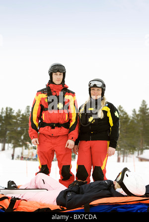 Rettungs-Team mit Skifahrer Stockfoto