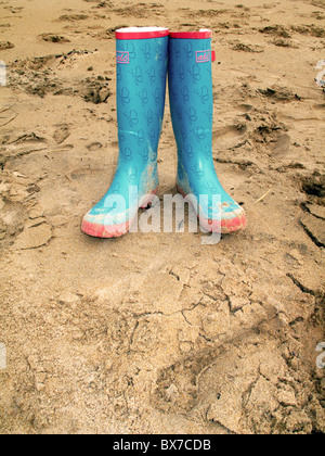 Paar von farbigen Wellington Stiefel am Strand Stockfoto