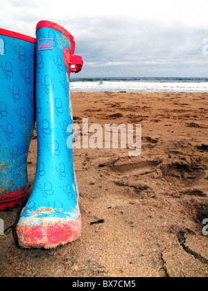 Paar von farbigen Wellington Stiefel am Strand Stockfoto