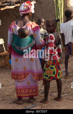 Mutter und ihre Kinder von hinten auf einem Markt in Mali, Westafrika gesehen. Stockfoto