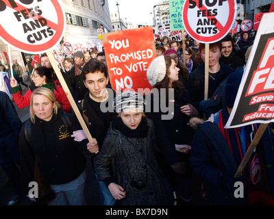 9. Dezember 2010 London. Schüler marschieren in den Strang auf Parlament aus Protest gegen die Kürzungen zu höherer Bildung. Stockfoto