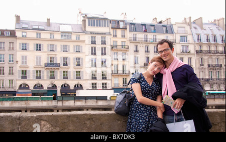 Paar Umarmung nach dem Einkaufen in Paris Stockfoto