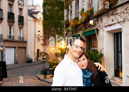 Paar Umarmung in Montmartre Paris Stockfoto