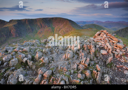 Blick in Richtung Fairfield und Hart Crag aus St Sunday Crag im englischen Lake District Stockfoto