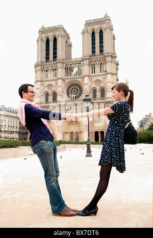 Paar vor Notre Dame Paris Stockfoto
