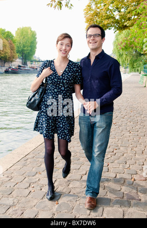 paar Arm in Arm durch die Seine Paris Stockfoto