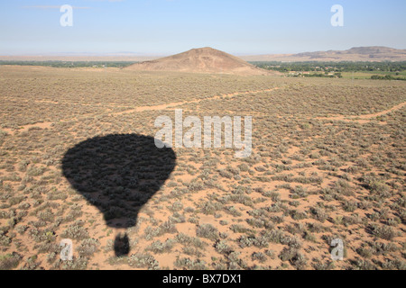 Schatten des Hot Air Balloon, Rio Grande Valley, Los Lunas, New Mexico, USA Stockfoto