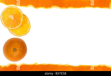 Orange Frucht und Scheibe isoliert auf weißem Hintergrund mit Haut-Rahmen Stockfoto