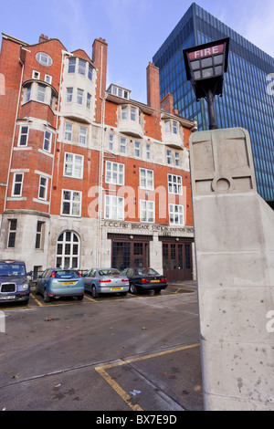 LCC Feuerwehr Station Evston 1902, in der Nähe von Euston Staion, London, mit einem modernen Bürogebäude im Hintergrund. Stockfoto