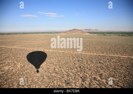 Schatten des Hot Air Balloon, Rio Grande Valley, Los Lunas, New Mexico, USA Stockfoto