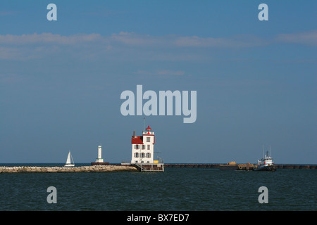 Lorain Leuchtturm auf dem Eriesee. Leuchtturm in Lorain, Ohio USA. Schlepper mit Schiff und Segelboot ist sichtbar. Stockfoto