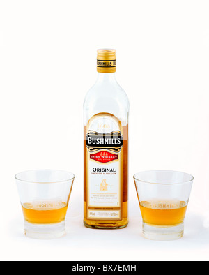 Flasche von Bushmills Irish Whiskey mit zwei Bushmills Gläser Stockfoto