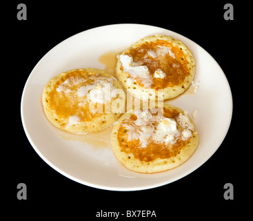 Teller mit Buttermilch Pfannkuchen mit Schlagsahne Butter und Ahornsirup, USA Stockfoto