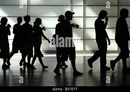 Silhouetten von jungen Menschen, Berlin, Deutschland Stockfoto