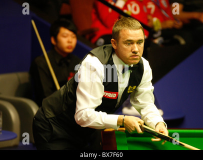 Stephen Hendry von Schottland in Aktion wieder Anda Zhang aus China, während der 1. Runde der Betfred World Snooker Cha Stockfoto