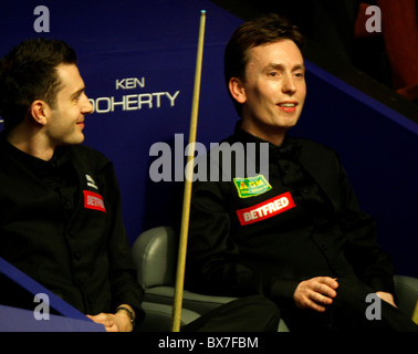 Mark Selby von England bereitet Ken Doherty von Irland, während der 1. Runde der Snooker-WM Betfred spielen eine Stockfoto