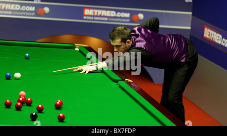 Mark Selby von England (im Bild) im Kampf gegen Ken Doherty von Irland, während die 1. Runde der Betfred World Snooker Champ Stockfoto