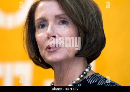 Nancy Pelosi, Sprecher der des US-Repräsentantenhauses, Gespräche mit Vertretern der Presse an Nobel Peace Center in Oslo nach der Preisverleihung für 2010 Friedensnobelpreisträger, Liu Xiaobo. (Foto: Scott London) Stockfoto