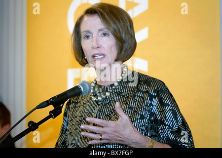 Nancy Pelosi, Sprecher der des US-Repräsentantenhauses, Gespräche mit Vertretern der Presse an Nobel Peace Center in Oslo nach der Preisverleihung für 2010 Friedensnobelpreisträger, Liu Xiaobo. (Foto: Scott London) Stockfoto