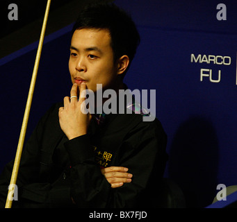 Liang Wenbo von China im Kampf gegen Ronnie OSullivan von England, während der 1. Runde der Snooker-Weltmeister Betfred Stockfoto