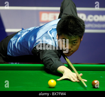 Liang Wenbo von China im Kampf gegen Ronnie OSullivan von England, während der 1. Runde der Snooker-Weltmeister Betfred Stockfoto