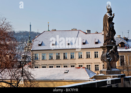 Prag - verschneite barocke Statue auf der Karlsbrücke Stockfoto