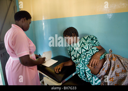 Eine schwangere Frau erhält eine mütterliche Untersuchung im Krankenhaus in Amuria Bezirk, Teso Subregion, Uganda, Ostafrika. Stockfoto