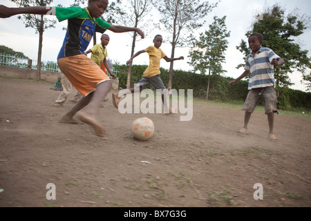 Afrikanische Kinder Fußball spielen in der Kilimanjaro-Region, Tansania, Ostafrika. Stockfoto