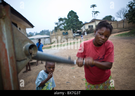 Dorfbewohner Pumpe Wasser aus einer Nachbarschaft gut in Kakata, Libera, Westafrika. Stockfoto