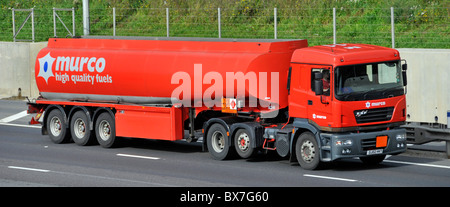 Murco Kraftstofftanker auf Autobahn umfasst Hazchem gefährliche Chemikalien und Gefahrgut Warnzeichen Stockfoto