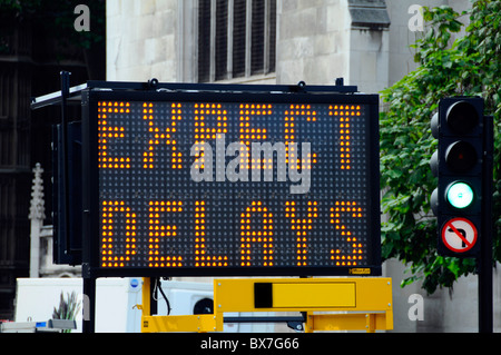 Nahaufnahme von temporären und tragbaren elektronischen Schild Warnung von London Verkehrsbehinderungen England Großbritannien