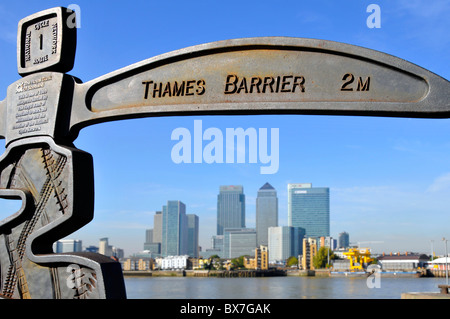 Riverside Promenade Wegweiser auf Greenwich Peninsula ist auch Teil des National Cycle Network mit Canary Wharf skyline über London England Großbritannien Stockfoto