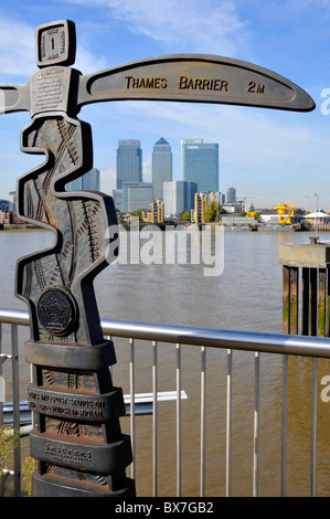 Riverside Promenade Wegweiser auf dem Greenwich-Meridian, die auch Teil des National Cycle network Stockfoto