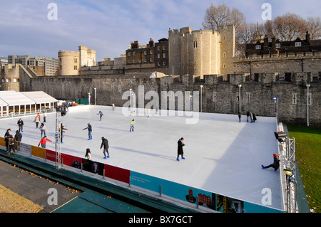 Temporäre Eislaufbahn im Trockenen Festungsgraben der Tower von London für die Weihnachtszeit England Großbritannien Stockfoto