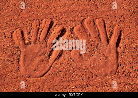 Handabdrücke in typischen roten Sand Zentralaustraliens. Stockfoto