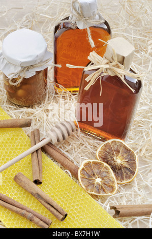 Hausgemachten Likör mit Gewürzen-Stillleben Stockfoto