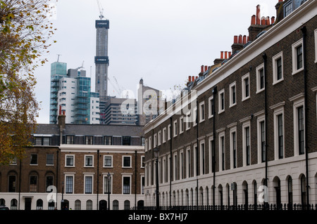 London Bridge Tower oder The Shard steigen hinter Merrick Platz in Southwark, London. Stockfoto