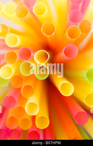 Viele bunte Trinkhalme Nahaufnahme. Stockfoto