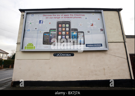 JCDecaux-Plakat-Website mit Werbeplakat für THE CARPHONE WAREHOUSE an Stirnwand des Gebäudes Stockfoto