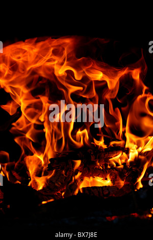 Closeup Aufnahme einige rote Flammen brennen etwas Holz. Stockfoto
