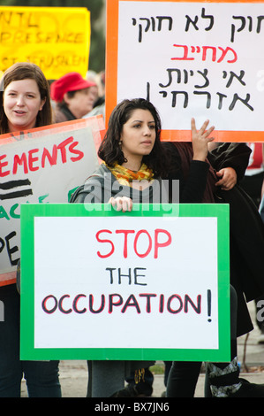 Soli-AktivistInnen auf einer wöchentlichen Demonstration in Sheikh Jarrah, Ost-Jerusalem, protestieren die israelische Übernahme der arabischen Häuser. Stockfoto