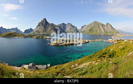 Die Insel Sakrisoy in der Nähe von Reine, Moskenes, Lofoten-Inseln, Nord-Norwegen Stockfoto