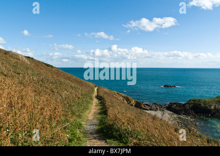 dh HERM GUERNSEY Menschen gehen auf Herm Fußweg um Inseln südküsten Pfad Kanal Insel Stockfoto