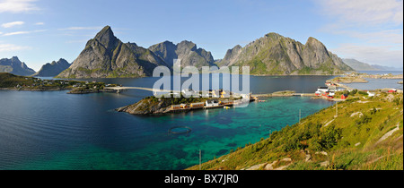 Die Insel Sakrisoy in der Nähe von Reine, Moskenes, Lofoten-Inseln, Nord-Norwegen Stockfoto