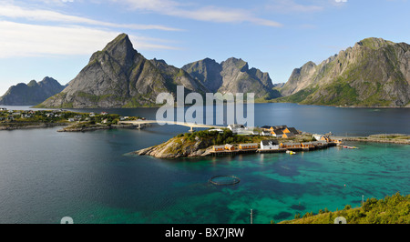 Die Insel Sakrisoy in der Nähe von Reine, Moskenes, Lofoten-Inseln, Nord-Norwegen Stockfoto