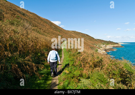 dh Herm Insel HERM GUERNSEY Frau Rambler auf Herm Wanderweg rund um die Insel zu Fuß zu Fuß Stockfoto