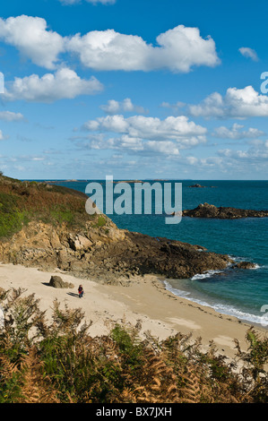 Dh Herm Insel Guernsey HERM Frauen auf Belvoir Bay Beach Channel Islands Küste Stockfoto