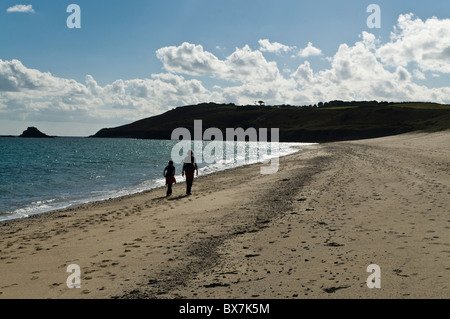 dh Herm Island HERM GUERNSEY Junges Paar zu Fuß entlang Shell Beach Strände Spaziergang Silhouette Stockfoto