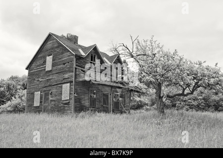 Verlassenen Bauernhof Haus spukt und gegangen um zu ruinieren, fertig in schwarz und weiß, kommen und bleiben einen Zauber. Stockfoto