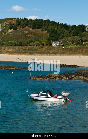 dh Herm Insel HERM GUERNSEY Motorboot vor Fishermans Beach Sandstrand Motorboot verankert Stockfoto